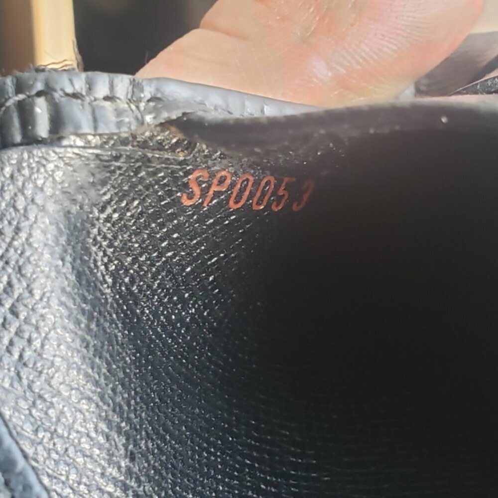 Louis Vuitton Epi Elise Wallet - Black - Picture 12 of 16